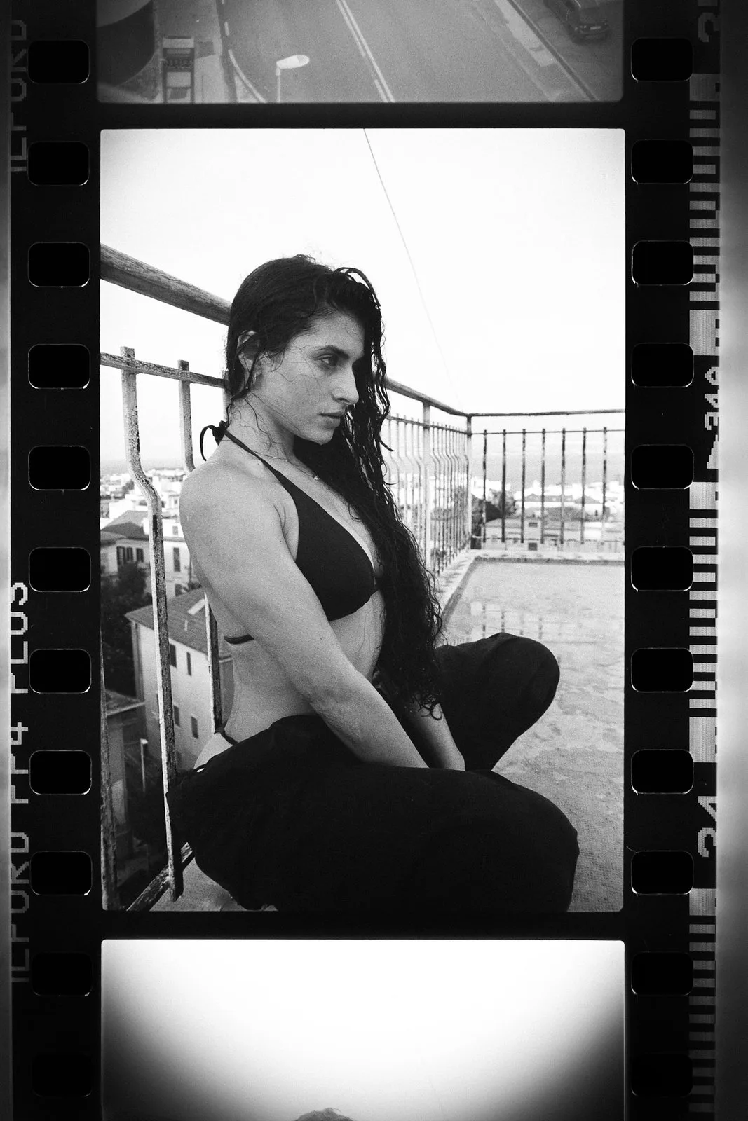 Ritratto femminile su balcone, pellicola B/N