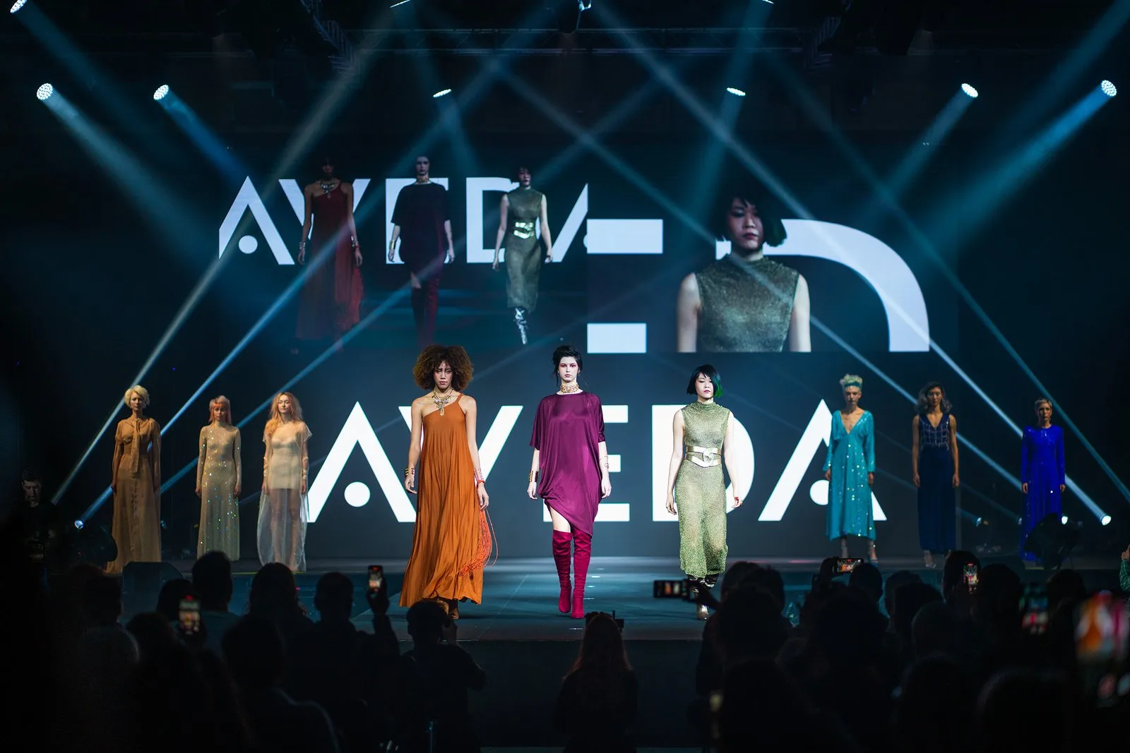 Aveda — sfilata di moda sul palco