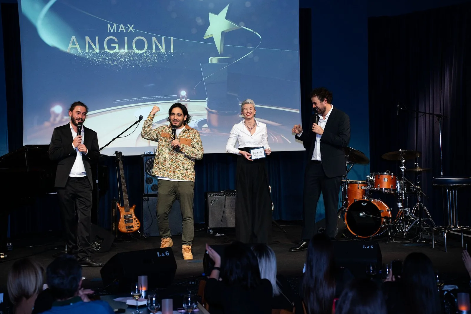 Max Angioni sul palco durante un evento