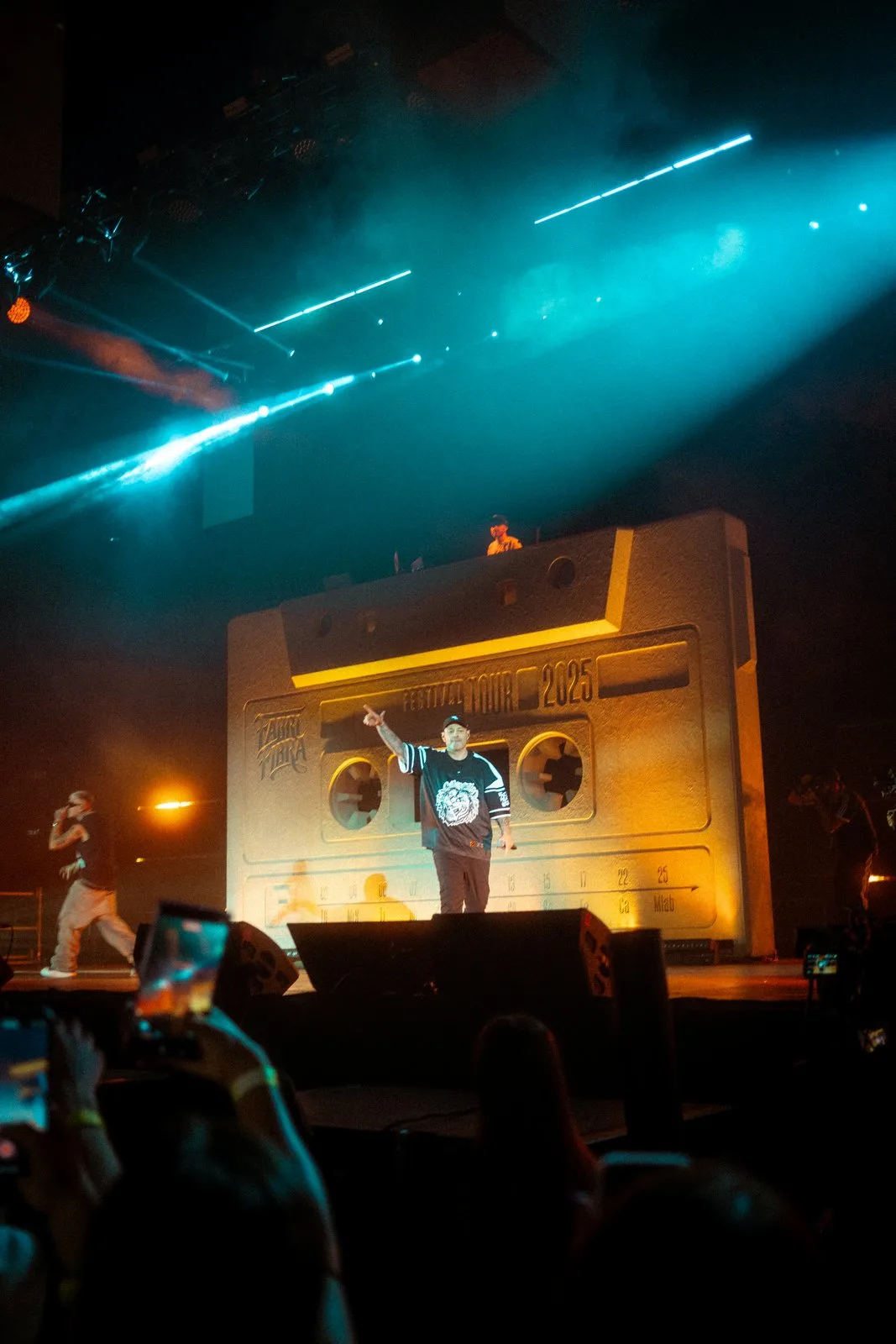 Fabri Fibra — Festival Tour 2025, palco a cassetta