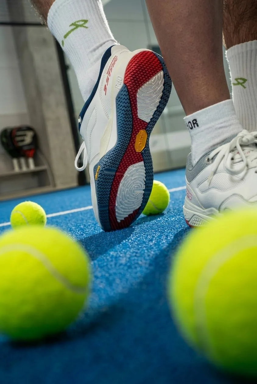 Scarpe da padel — still life sportivo su campo