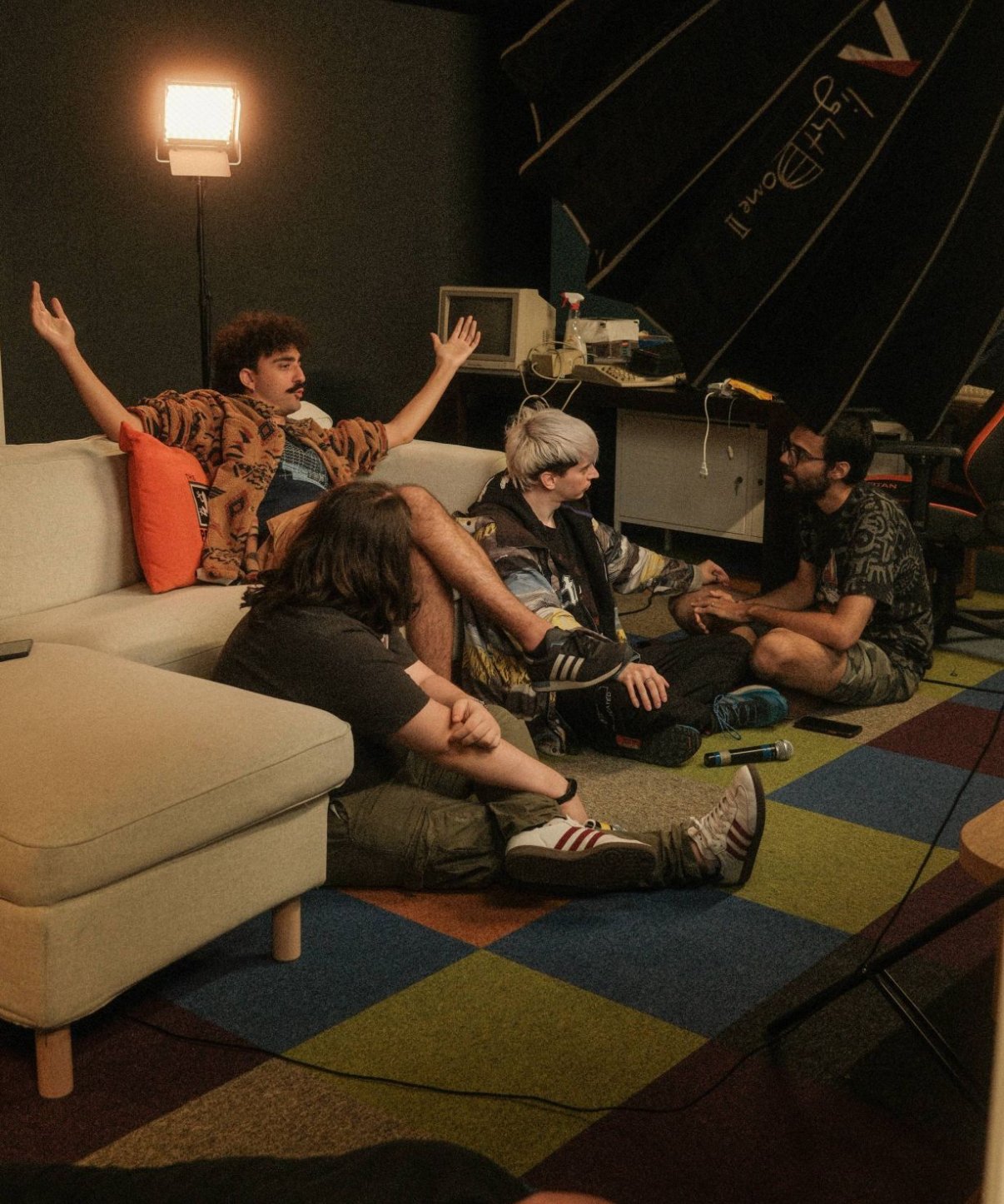 Il team in pausa nel backstage