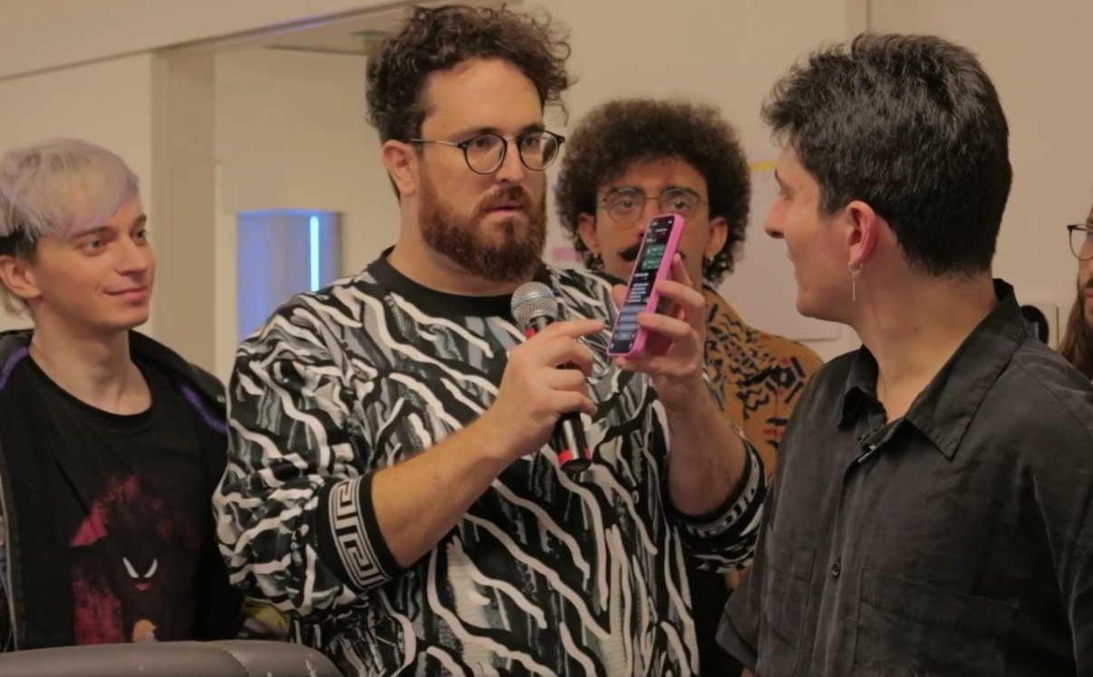 Momento di quiz con microfono e telefono