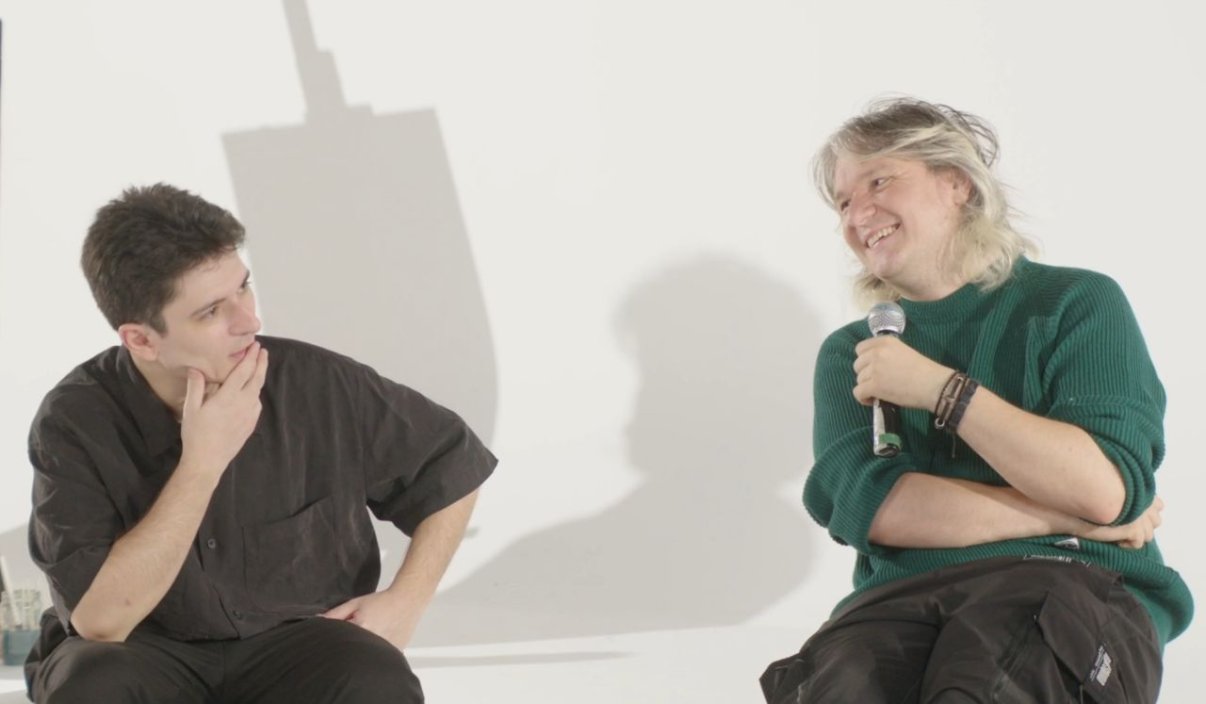 Intervista sul set bianco