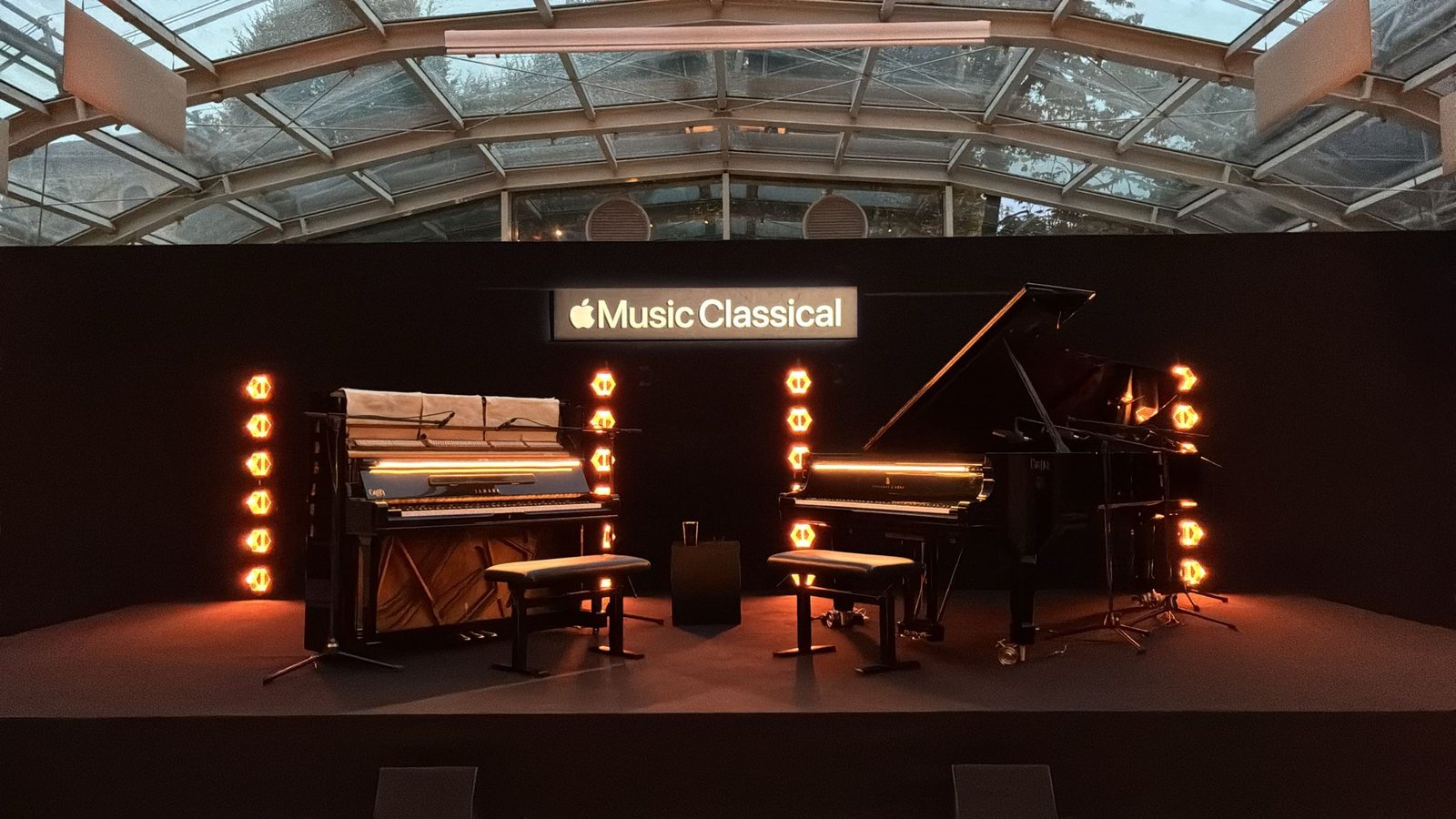 Palco Apple Music Classical con due pianoforti