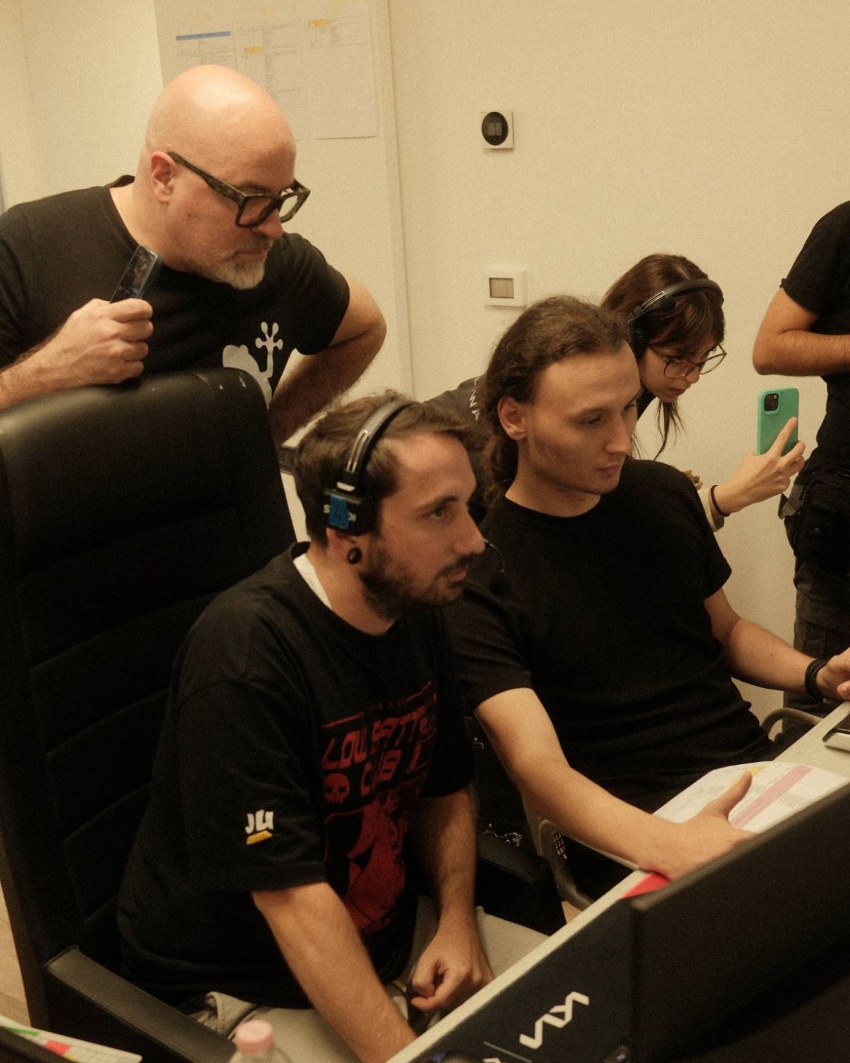 Il team in sala regia con le cuffie