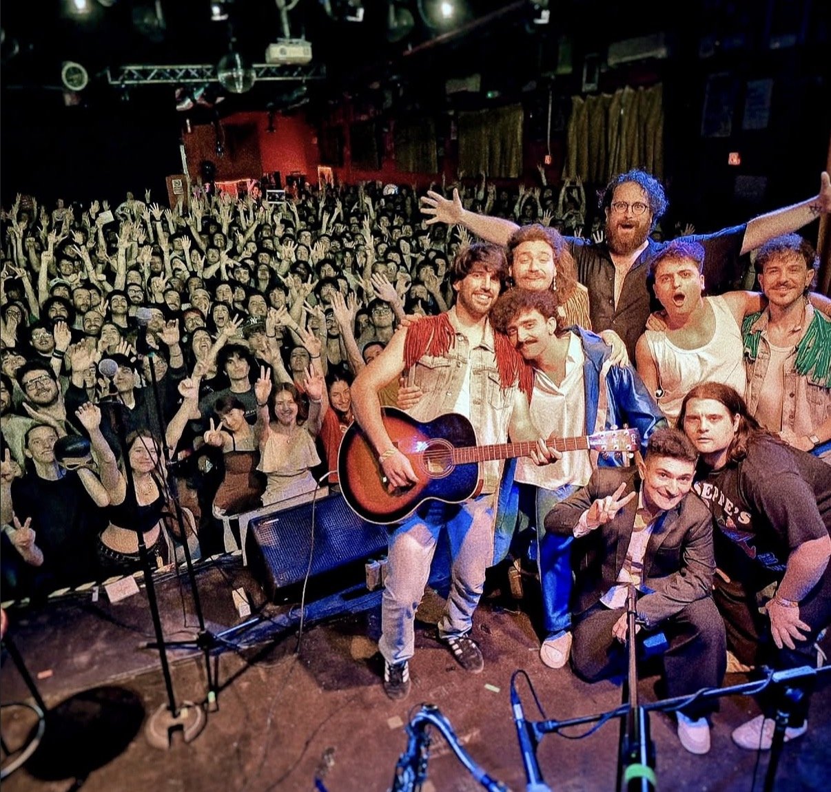 Foto di gruppo con il pubblico a fine show
