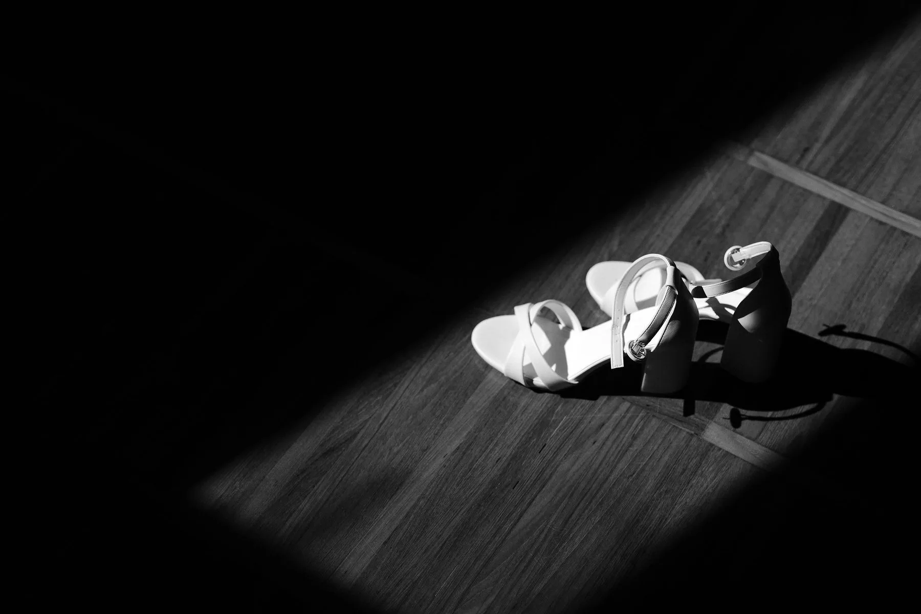 Scarpe della sposa in controluce